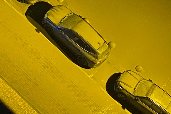 MIDDELKERKE Auto's onder het zand op de Zeedijk