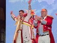 “Ik ben ‘grosj en fier’”: 2.000 kletsnatte carnavalisten zien Timothy (42) Prins Carnaval worden