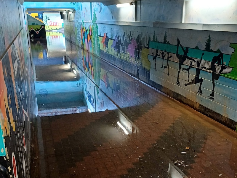 Tunnel onder de sporen onder water: perrons station van Kontich-Lint amper toegankelijk