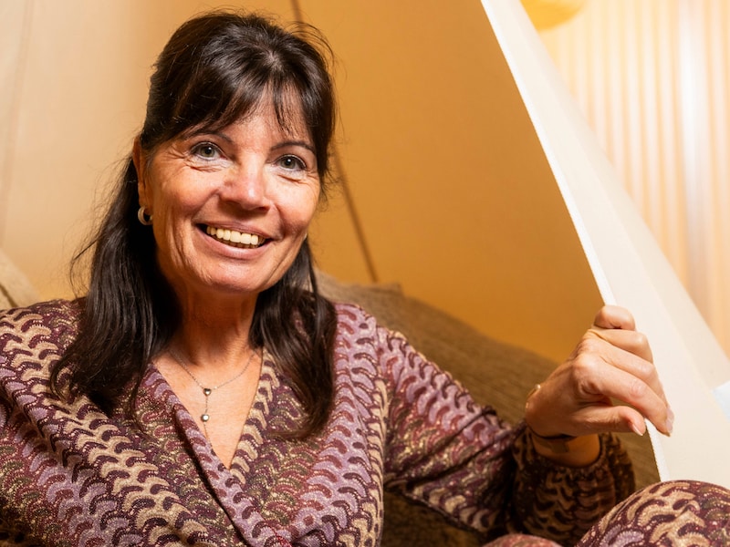 Sandra (55) kan niet werken door gezondheidsproblemen, maar vond als figurante een tweede thuis bij ‘Familie’: “Deze vaste structuur had ik nodig”