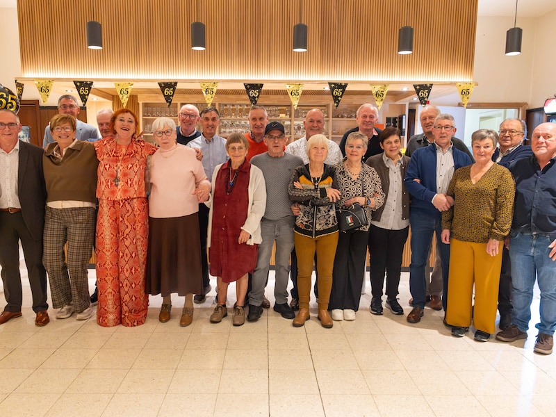 65-jarigen halen schade van corona in met gezellige reünie in feestzaal Torengalm: “We mogen elkaar niet uit het oog verliezen”
