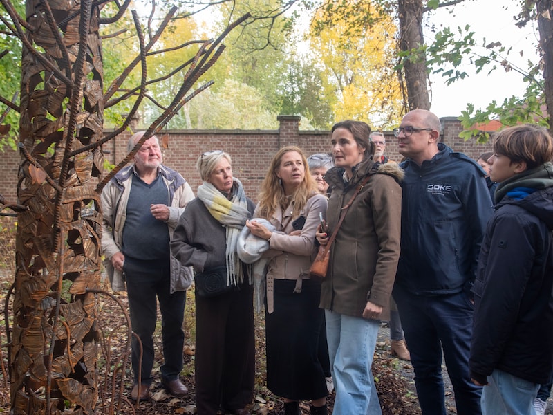 Vernieuwde Pastorietuin met Troostplek, leestuin voor de bibliotheek, kunstwerk en Huisbus officieel open voor publiek