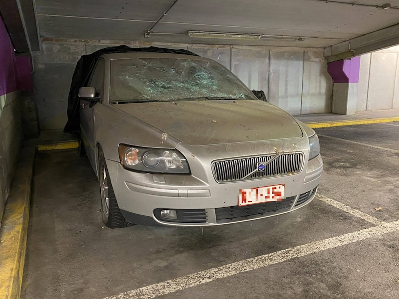 Spookauto staat al meer dan jaar op parking van Wijnegem Shopping Center: “We mogen hem niet zomaar weghalen”