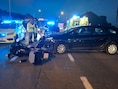 Motorrijdster botst tegen auto die de parking van Okay verlaat: MUG dient ter plaatse de eerste zorgen toe