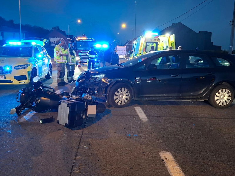 Motorrijdster botst tegen auto die de parking van Okay verlaat: MUG dient ter plaatse de eerste zorgen toe