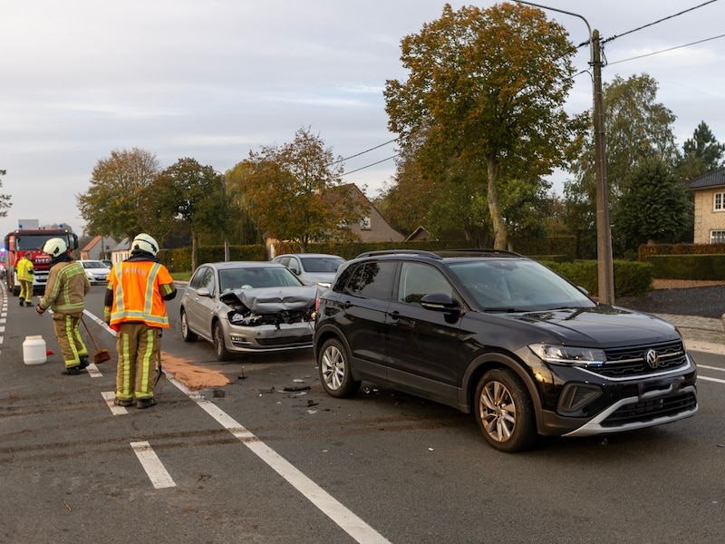 Automobiliste naar ziekenhuis na kop-staartbotsing op de Tieltstraat in Meulebeke
