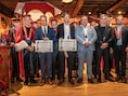 Schepenen Piet Delrue en Matthijs Samyn, toekomstig gouverneur Jurgen Vanlerberghe en topchef Tim Boury werden geridderd in de Ridderschap van de Roerstok der Brouwers.