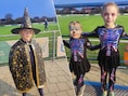 Leden van atletiekclub Beveren-Leie tonen hun griezeligste outfit voor Halloween in Waregem