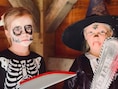 Esmée en Mirthe tonen hun griezeligste outfit voor Halloween in Koekelare