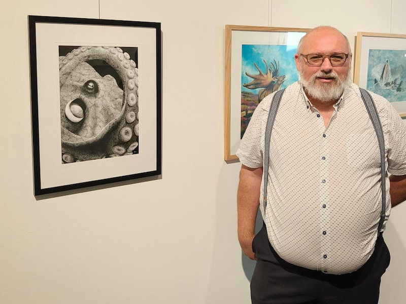 Eerste solotentoonstelling van Christof Simons opent in Bredene: 37 werken vol dieren, licht en verstilling