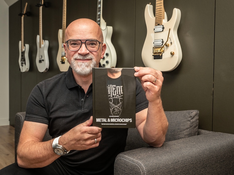 Spoil Engine-gitarist Steven ‘Gaze’ Sanders viert 50ste verjaardag met boek: “Nu dit uit mijn systeem is, roept de muziek weer”