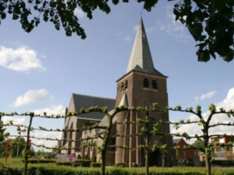 Hoge zendmast aan Sint-Jozefkerk in Gooreind verdwijnt: telecomapparatuur verhuist naar kerktoren