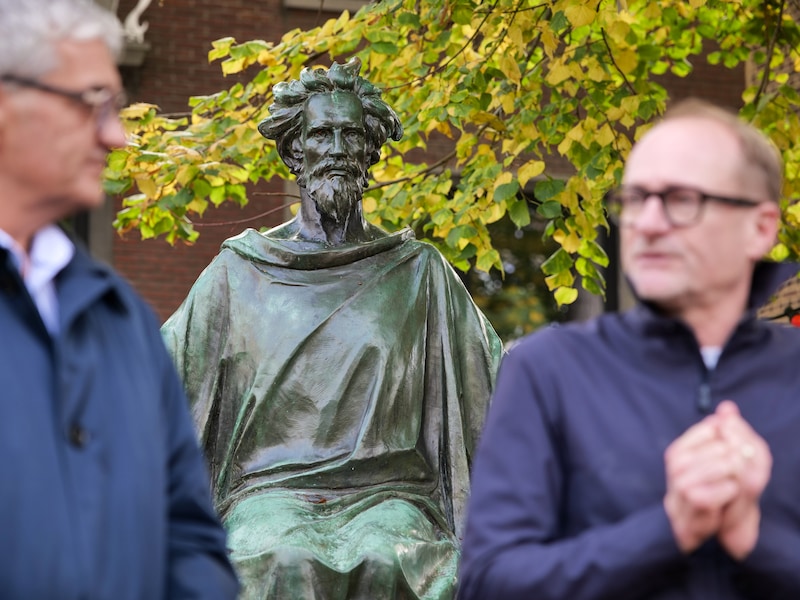 Vlaams minister Ben Weyts geeft standbeeld van Hendrik van Veldeke in Hasselt een poetsbeurt: “We mogen best wat fierder zijn op onze eigen identiteit”