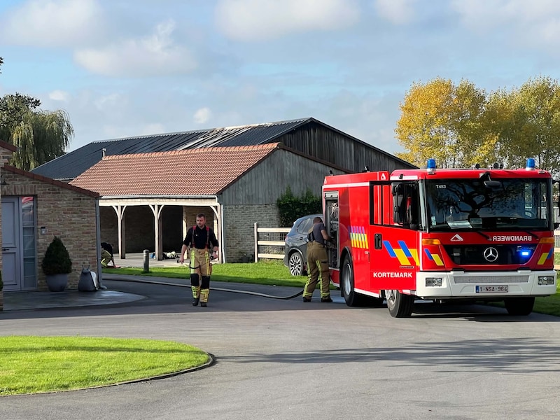 Caravan smelt grotendeels weg bij hevige loodsbrand in Koekelare