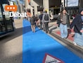 “Het is letterlijk een verfpotmaatregel”: dit vinden jullie van de nieuwe blauwe wandelstrook aan het Leuvense busstation