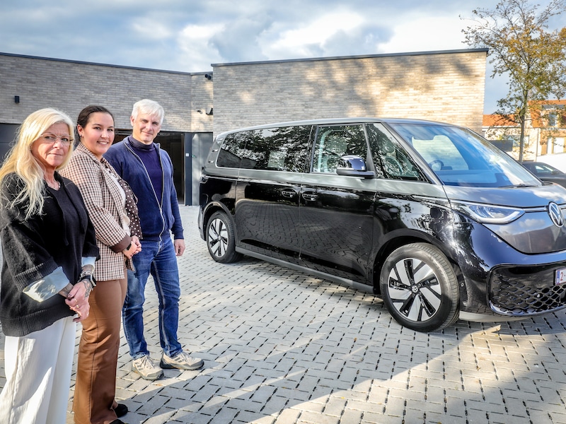 KIJK. Deze elektrische ID Buzz is nieuwste lijkwagen van Brugs uitvaartcentrum: “Duurzaam én modern”
