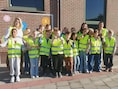 Gemeente schenkt fluohesjes aan alle leerlingen van het vierde leerjaar