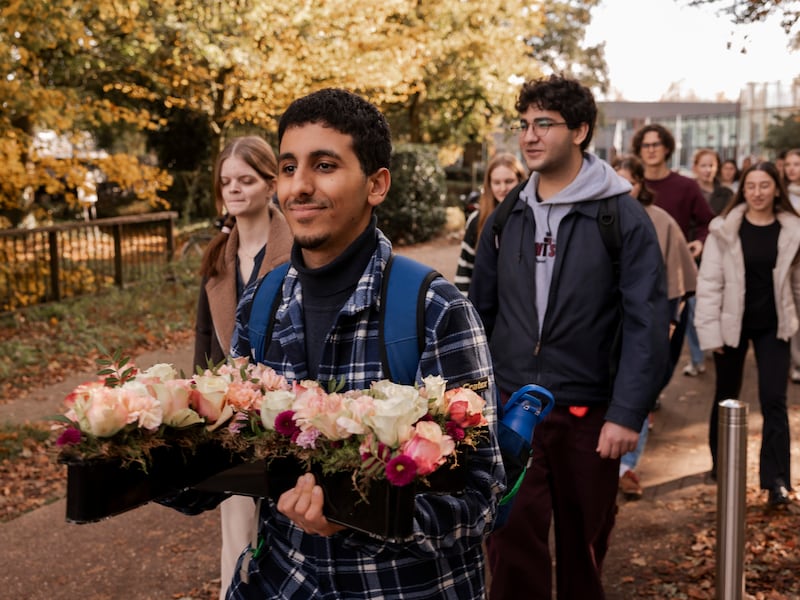 KIJK. Studenten van UHasselt eren mensen die lichaam schenken aan de wetenschap met zelfgemaakte bloemstukken
