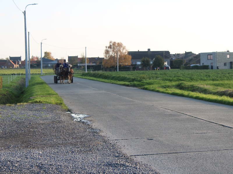 Extra straatverlichting in de Burgweg in Pollinkhove: schepen Jan Deheegher: “Een stap vooruit op het vlak van verkeersveiligheid”