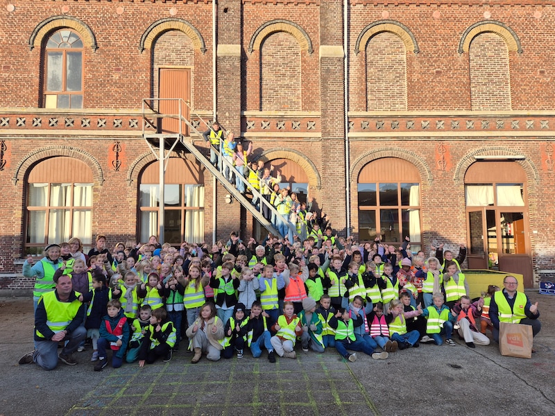 Beweging.net deelt spaakreflectoren uit aan Kaprijkse leerlingen