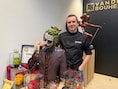 Gentse chocolatier Stijn Vandenbouhede maakt iconische filmschurk na: “‘The Dark Knight’ is mijn favoriete Batmanfilm”