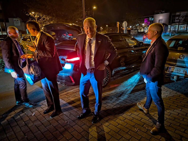 Tussen ouders op rapportenavond en diplomatieke bolides: Amerikaanse ambassadeur Bill White brengt blitzbezoek aan Menen