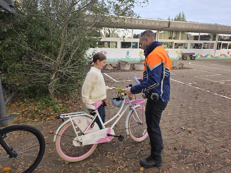 Gemeentebestuur voert samen met lokale politie fietscontroles uit