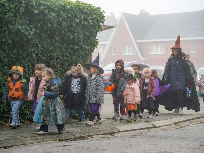Kleuters trekken door straten voor Halloween
