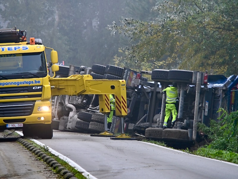 Vrachtwagen belandt in de gracht in Reet: chauffeur naar ziekenhuis, straat afgesloten