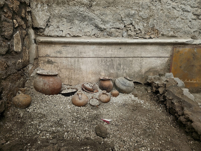 Archeologen ontdekken uitzonderlijk goed bewaarde kast in Pompeii met waardevolle spullen van vlak voor uitbarsting Vesuvius