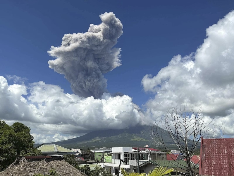 KIJK. Mayon-vulkaan barst uit op Filipijnen: aswolk van 3 kilometer hoog, bewoners moeten evacueren