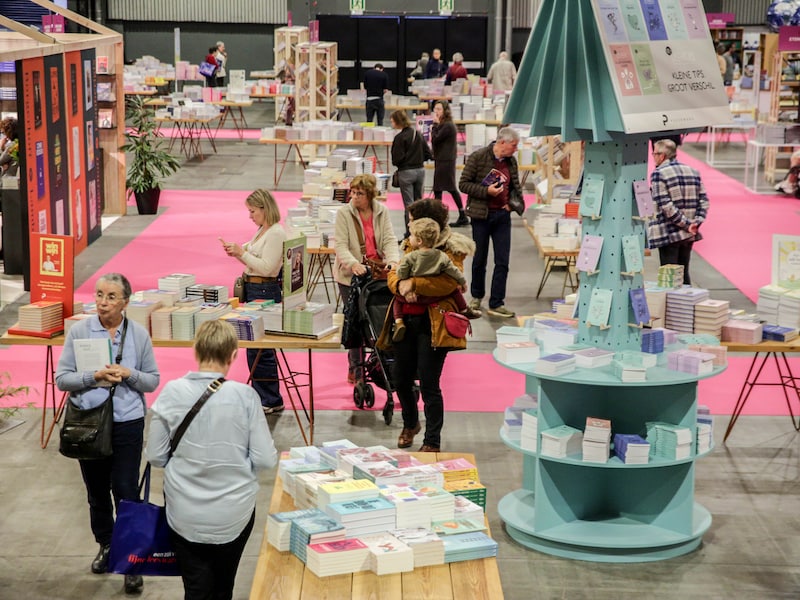Boektopia in Kortrijk feestelijk geopend: schrijvers brengen ode aan de lezer, boekenfestival trekt ook naar Antwerpen
