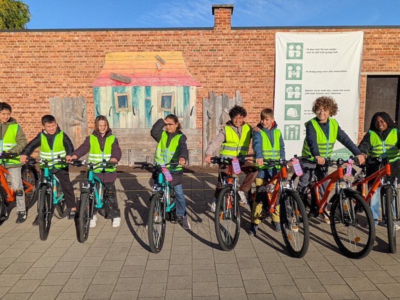 Basisschool De Ham deelt gratis fluohesjes uit: “Verkeersveiligheid begint bij samen verantwoordelijkheid opnemen”