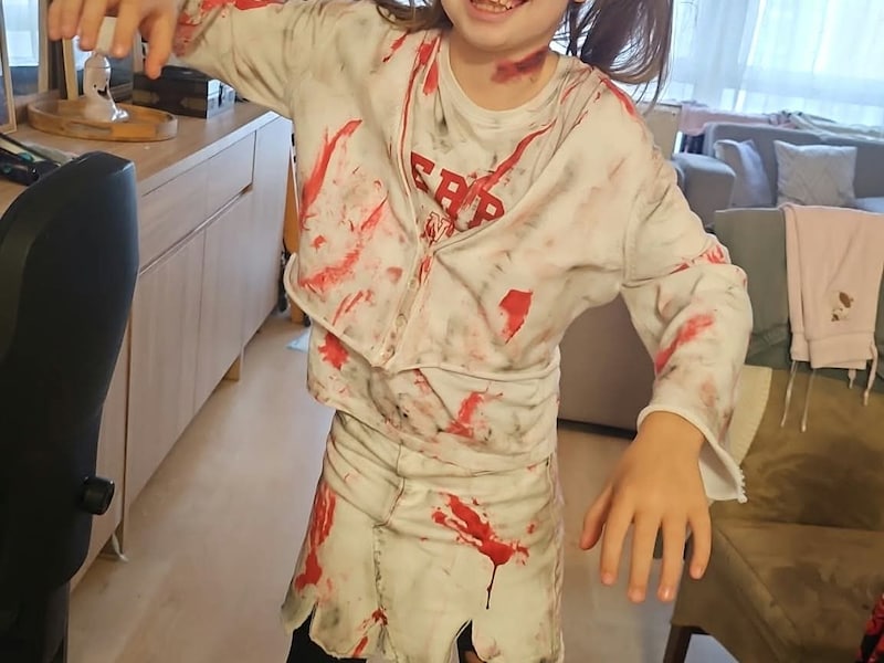 Rylee toont haar griezeligste outfit voor Halloween in Geel