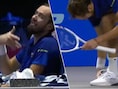 “Als je jezelf pijn doet, krijg je tenminste geen boete”: Daniil Medvedev laat zich opmerken door met eigen vuist op tennisbaan te slaan