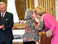 KIJK. Hartelijke Chris Lomme vergeet even koninklijk protocol en geeft koningin Mathilde dikke pakkerd