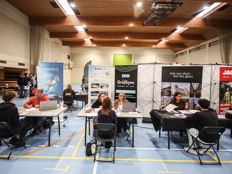 Honderden leerlingen nemen deel aan 20ste JOBexpo: “Vaak het eerste rechtstreekse contact met bedrijven”