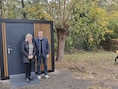 Burgemeester Annick Vermeulen en schepen van gebouwenbeheer Peter Haesaert bij het nieuw openbaar toilet aan de begraafplaats Zedelgem De Leeuw