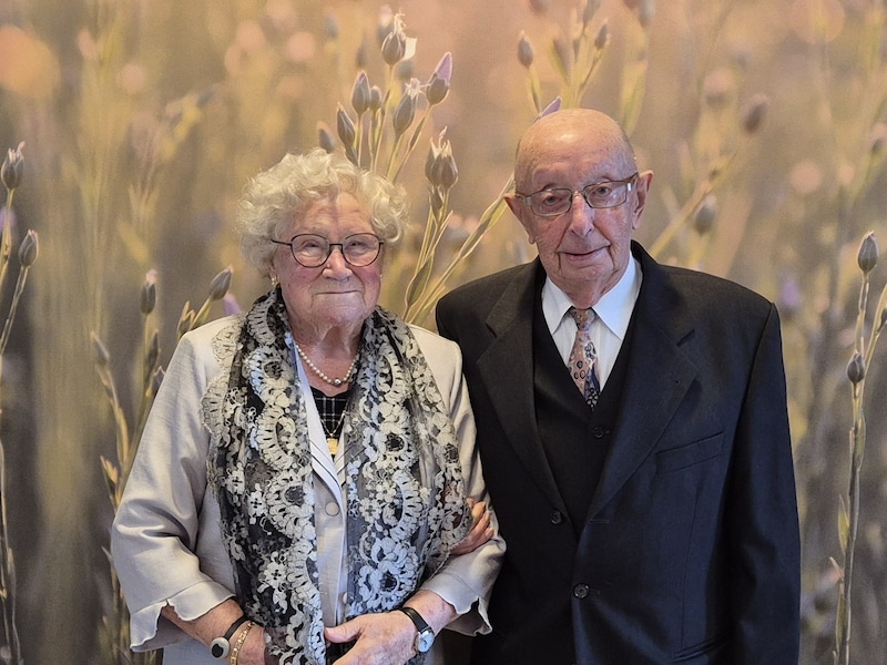 Unicum in Lendelede: Roger (94) en Jenny (93) vieren historische albasten bruiloft na 75 (!) jaar huwelijk