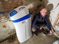 Wim zit voor vijfde keer in drie jaar met kelder vol water in Mechelen: “Pidpa eist 1.000 euro als ik van de miserie af wil... die sifon ligt nochtans op straat”