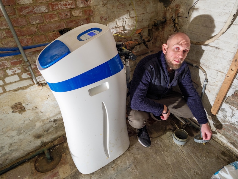Wim zit voor vijfde keer in drie jaar met kelder vol water in Mechelen: “Pidpa eist 1.000 euro als ik van de miserie af wil... die sifon ligt nochtans op straat”