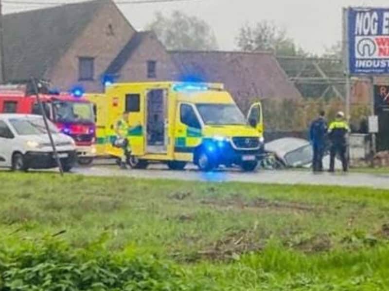Man (71) niet langer in levensgevaar nadat hij onwel wordt en in gracht belandt in Lochristi