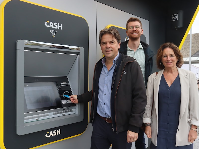 Twee nieuwe bankautomaten aan sporthal De Klavers: “Toestellen zijn bewust heel zichtbaar opgesteld”