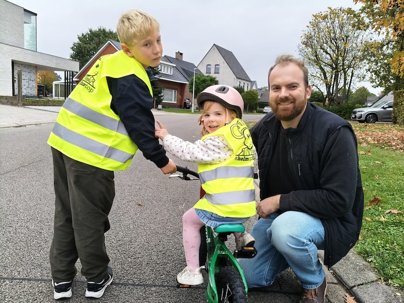 Met mascotte Grabbie op de rug veilig de straat op: gemeente deelt 1 400 fluohesjes uit aan plaatselijke schoolkinderen