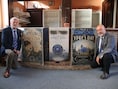 Voorzitter Roger Steward en Rafael Rondelez bij de affiches voor het komende Ypres Day-weekend. 