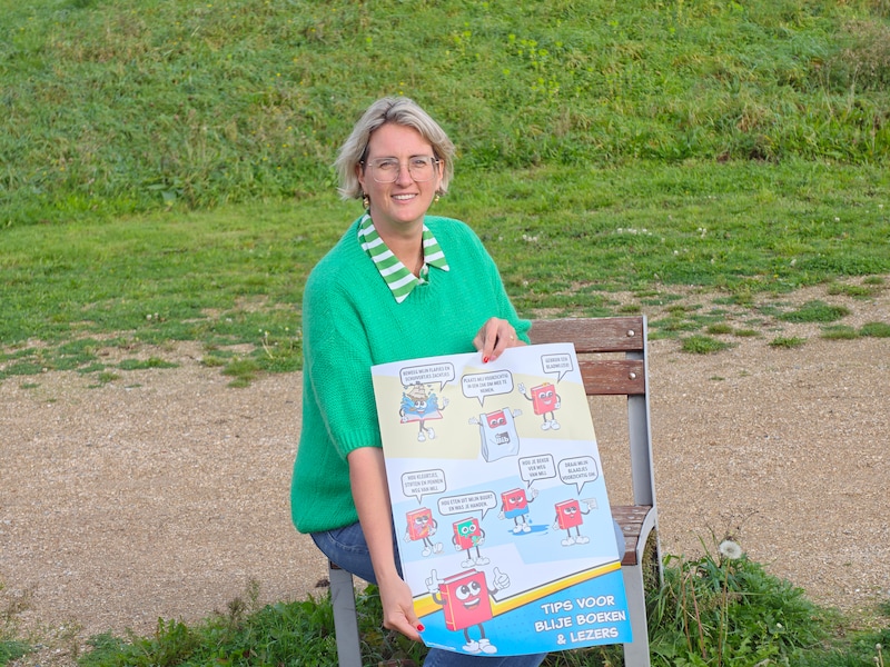 Bredense bib ziet steeds meer beschadigde boeken: vrijwilligster Christiane herstelde er al honderd