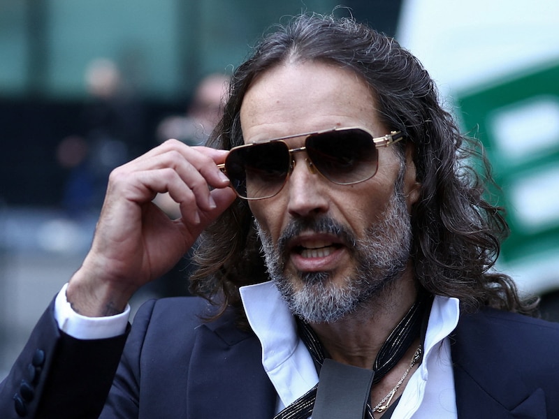 Russell Brand getuigt voor het eerst in eigen zedenproces en ontkent alle aanklachten: “Instemming is essentieel”