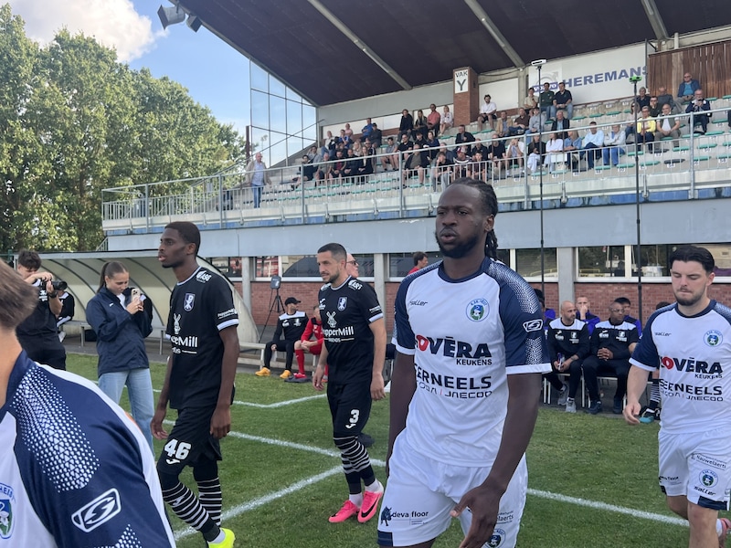 Broer Matthieu staat onder de lat bij Standard, Martin Epolo moet KSK Heist goals bezorgen: “Thuis hadden we het kamp van de keepers en het kamp van de aanvallers”