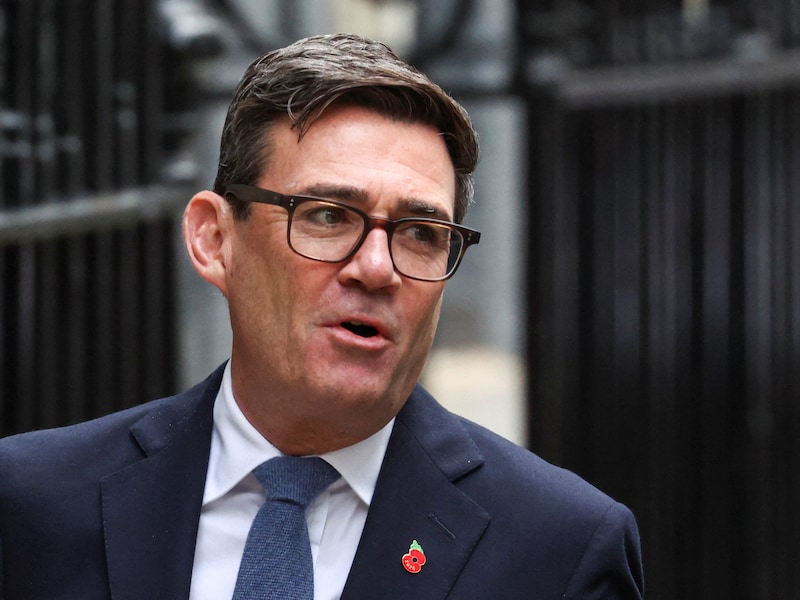 Britse premier Burnham staat open voor excuses voor slavernijverleden, maar wijst herstelbetalingen af: “Britten vandaag niet verantwoordelijk”