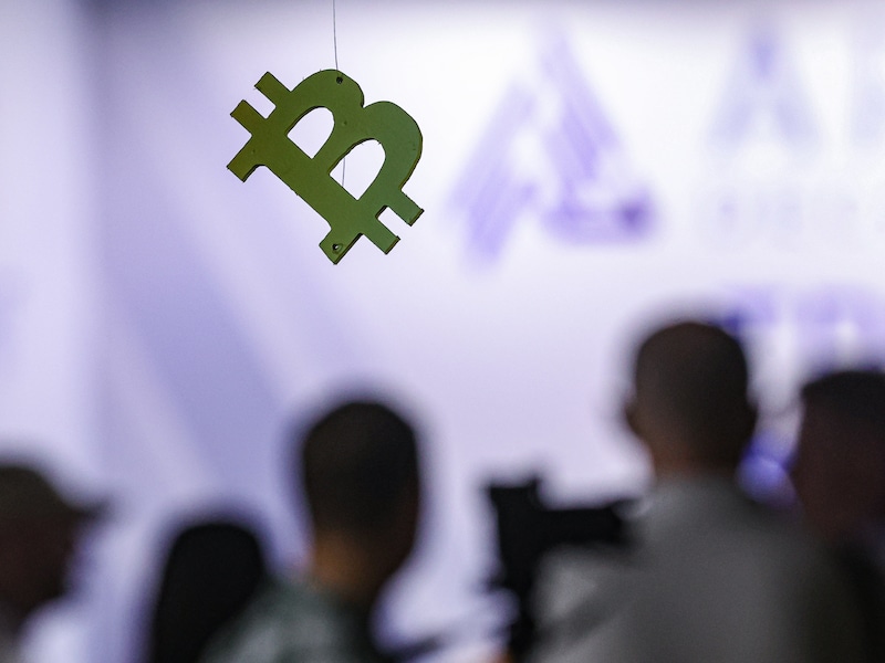 Crypto-oplichter (36) ontsnapt na verzet aan celstraf
